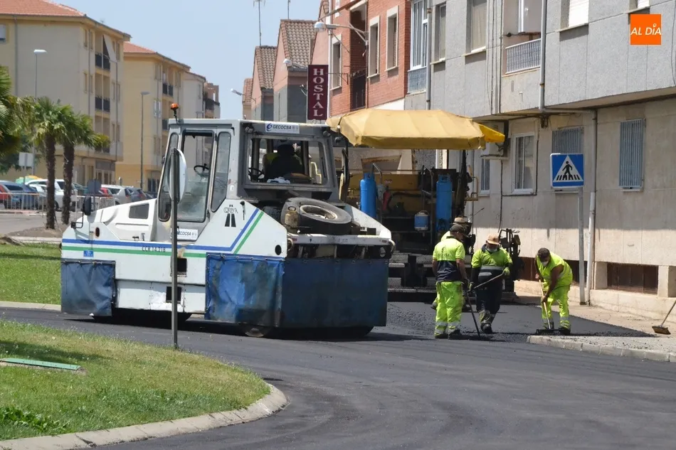 Foto 6 - Extendido un nuevo asfalto por la Avenida de Arcachon y el Paseo de Carmelitas  