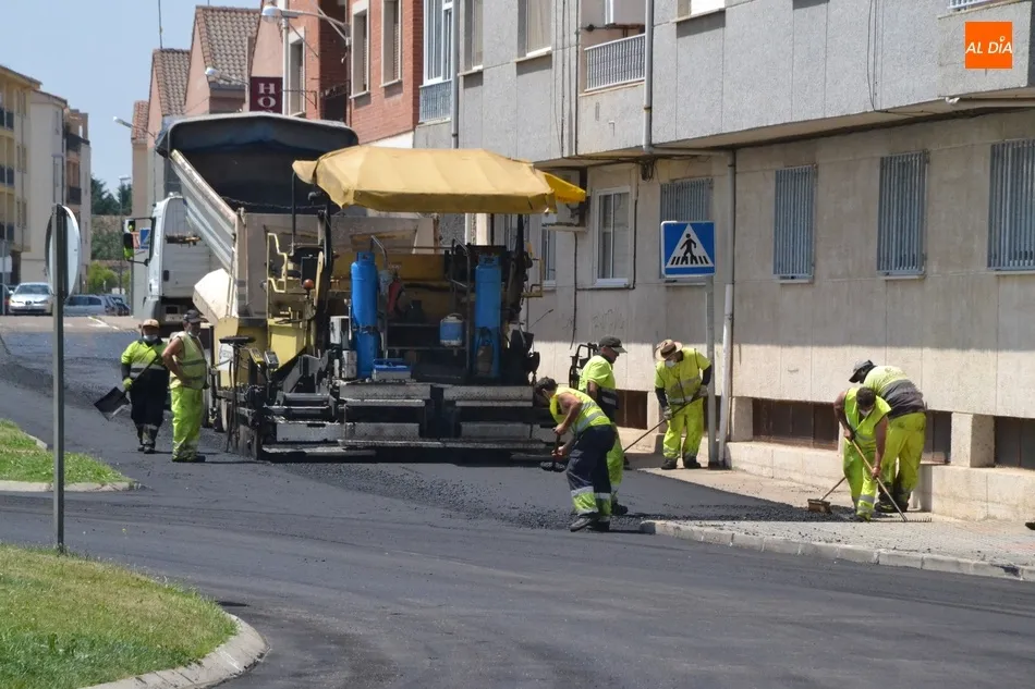 Foto 5 - Extendido un nuevo asfalto por la Avenida de Arcachon y el Paseo de Carmelitas  