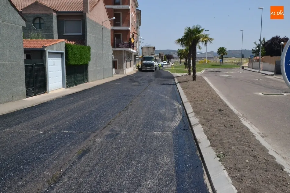 Foto 3 - Extendido un nuevo asfalto por la Avenida de Arcachon y el Paseo de Carmelitas  