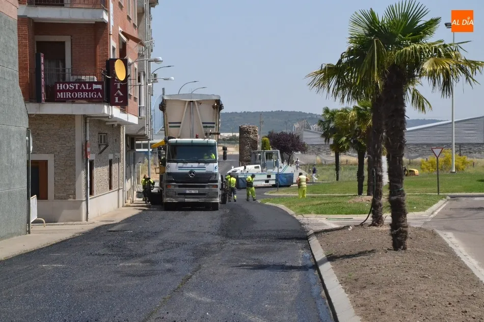 Foto 2 - Extendido un nuevo asfalto por la Avenida de Arcachon y el Paseo de Carmelitas  