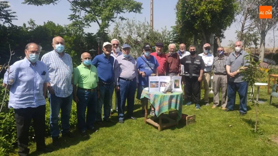 Foto de familia en la presentación ofrecida por Anselmo Santos en su parcela La Cigüeña. | Jorge Holguera