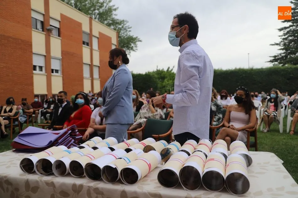 Foto 2 - Especial jornada de graduaci&oacute;n de alumnos en el Centro de FP Hern&aacute;ndez Vera  
