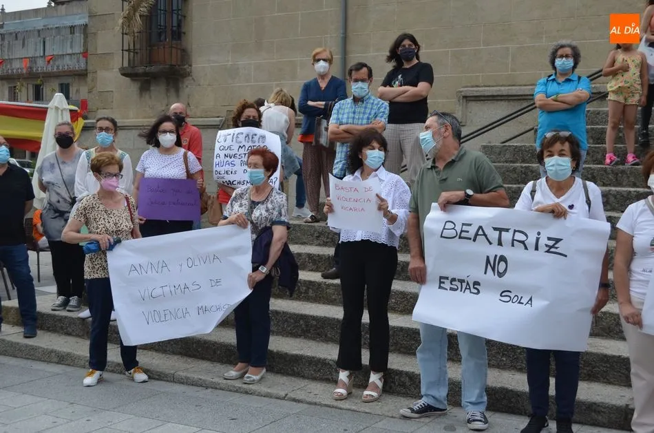Foto 8 - Concentraci&oacute;n frente al ayuntamiento convocada por Amdeve contra los asesinatos machistas