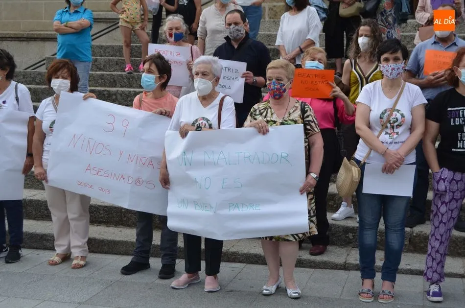 Foto 7 - Concentraci&oacute;n frente al ayuntamiento convocada por Amdeve contra los asesinatos machistas