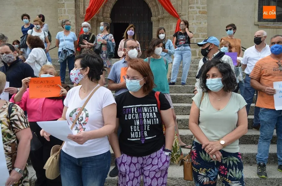 Foto 6 - Concentraci&oacute;n frente al ayuntamiento convocada por Amdeve contra los asesinatos machistas