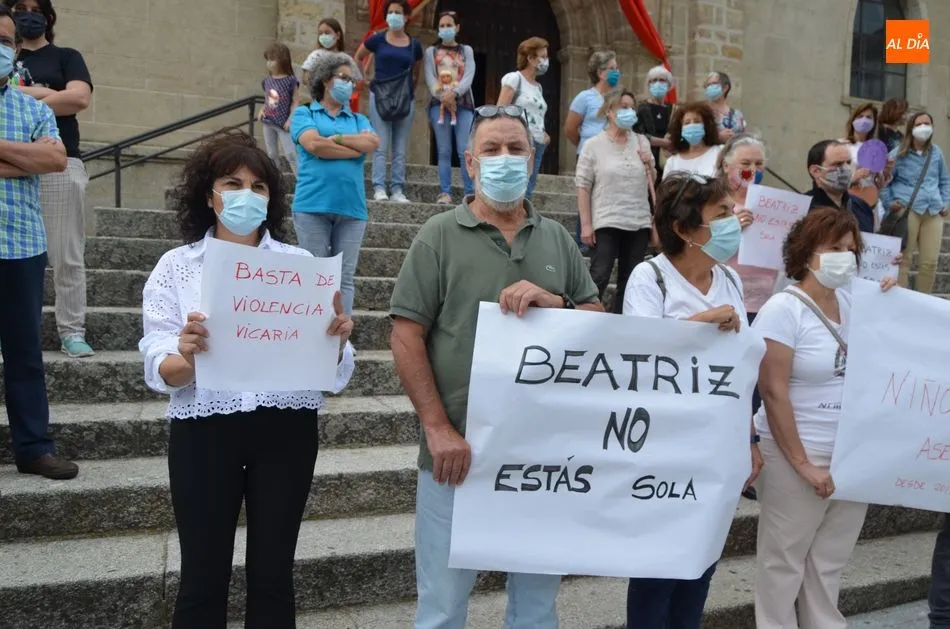 Foto 5 - Concentraci&oacute;n frente al ayuntamiento convocada por Amdeve contra los asesinatos machistas