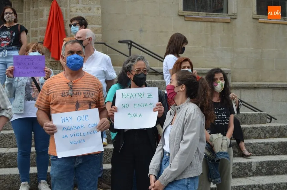 Foto 4 - Concentraci&oacute;n frente al ayuntamiento convocada por Amdeve contra los asesinatos machistas