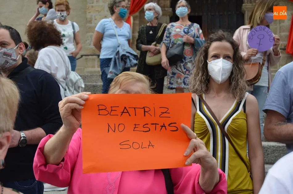 Foto 3 - Concentraci&oacute;n frente al ayuntamiento convocada por Amdeve contra los asesinatos machistas