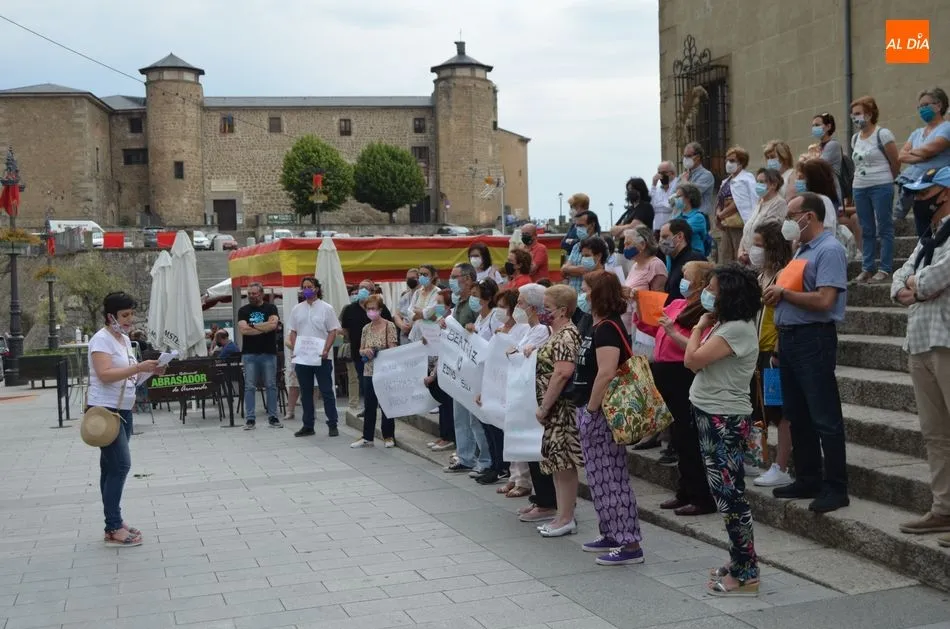 Foto 9 - Concentraci&oacute;n frente al ayuntamiento convocada por Amdeve contra los asesinatos machistas