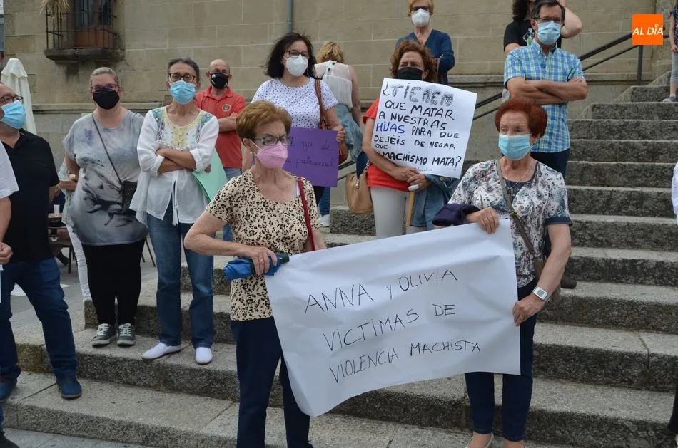 Foto 2 - Concentraci&oacute;n frente al ayuntamiento convocada por Amdeve contra los asesinatos machistas