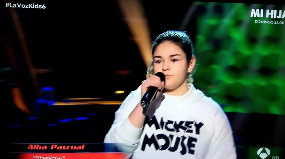 Alba Pascual durante su actuación en la Voz Kinds6