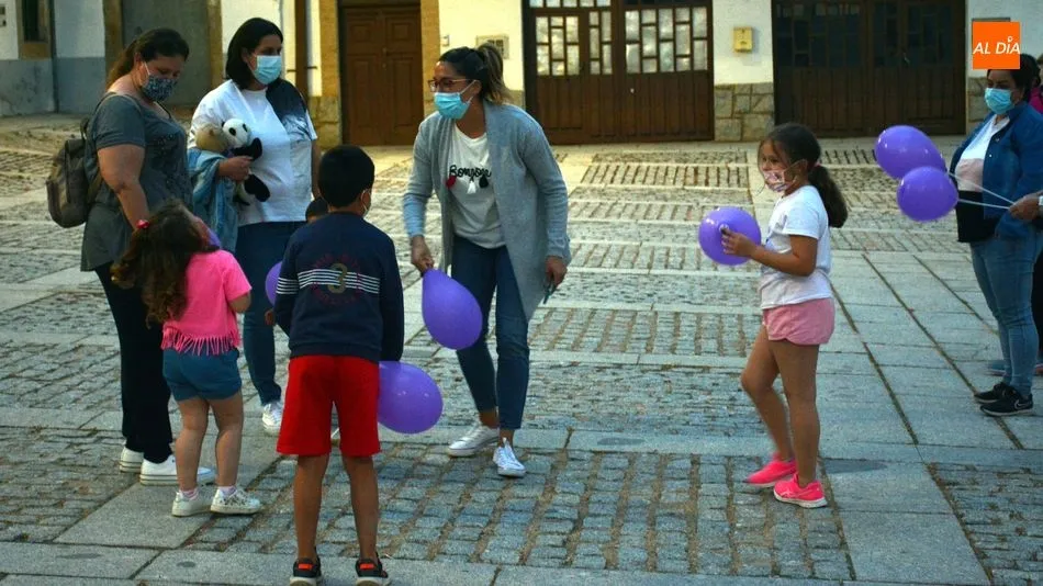 Foto 2 - El Ayuntamiento de Lumbrales alza la voz contra los asesinatos de menores v&iacute;ctimas de la violencia ...