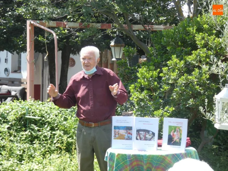 Anselmo Santos durante la presentación de tres volúmenes en su parcela La Cigüeña.  | Jorge Holguera