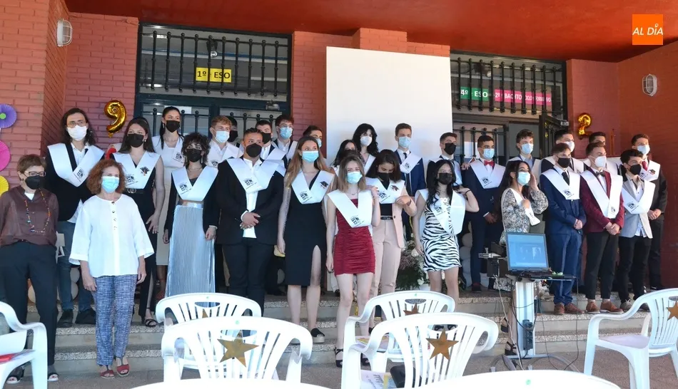 Foto 9 - Los alumnos de 2&ordm; de Bachillerato del IES Fray Diego Tadeo festejan su graduaci&oacute;n  