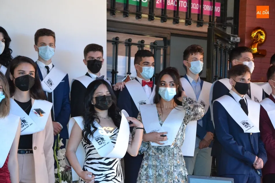 Foto 6 - Los alumnos de 2&ordm; de Bachillerato del IES Fray Diego Tadeo festejan su graduaci&oacute;n  