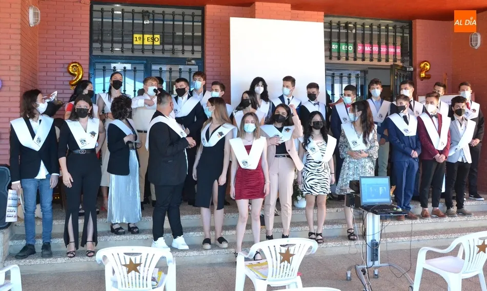 Foto 4 - Los alumnos de 2&ordm; de Bachillerato del IES Fray Diego Tadeo festejan su graduaci&oacute;n  
