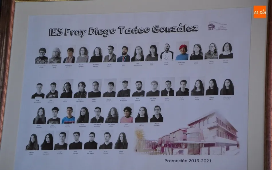 Foto 2 - Los alumnos de 2&ordm; de Bachillerato del IES Fray Diego Tadeo festejan su graduaci&oacute;n  
