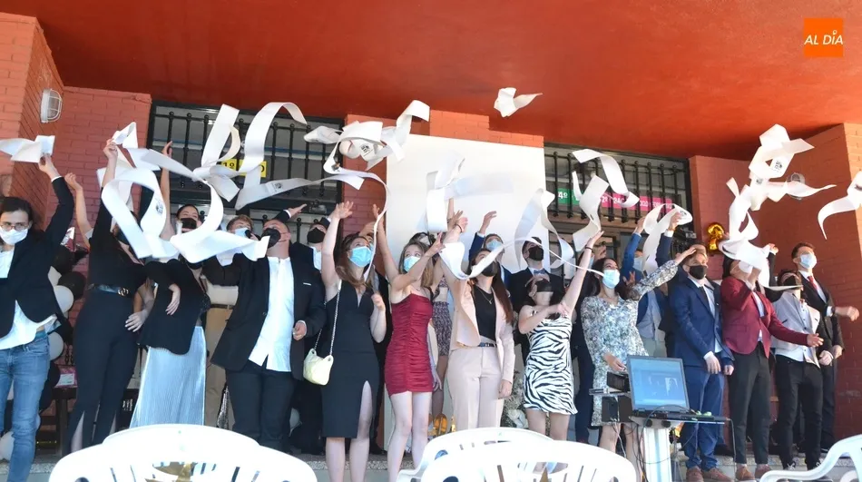 Foto 3 - Los alumnos de 2&ordm; de Bachillerato del IES Fray Diego Tadeo festejan su graduaci&oacute;n  
