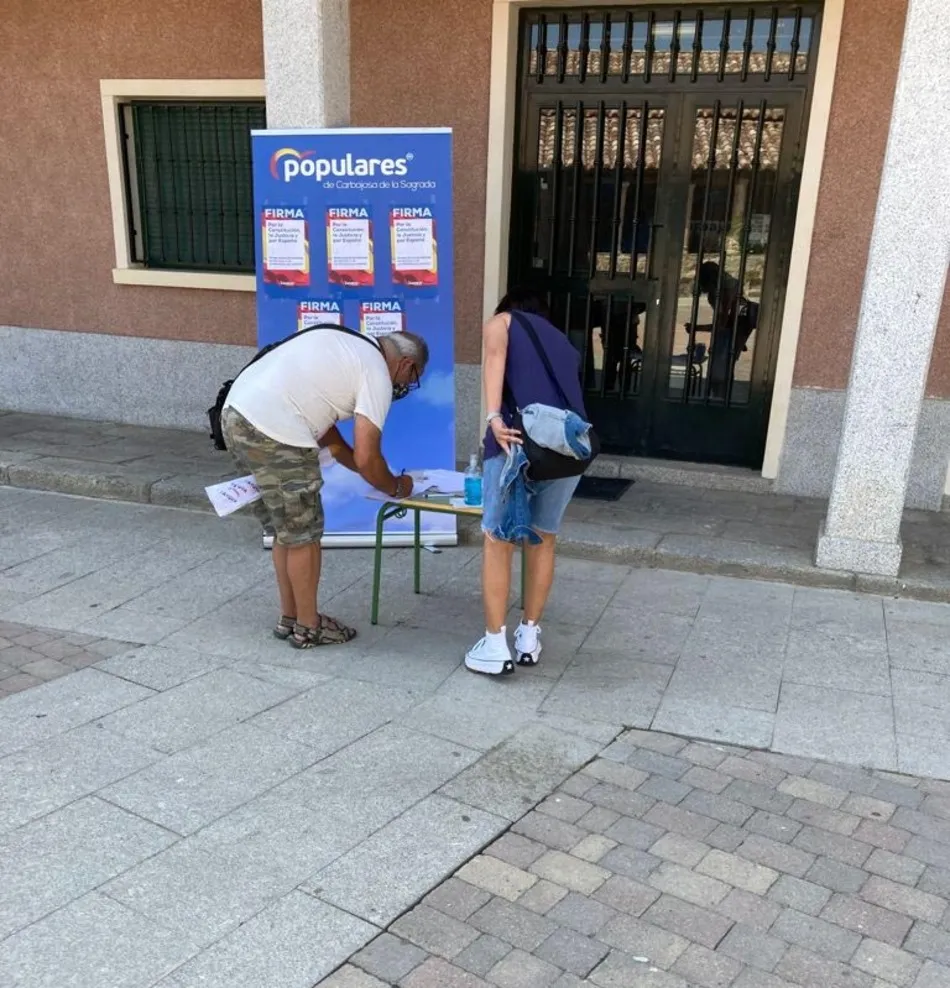 Foto 3 - El PP de Carbajosa recoge firmas en contra de los indultos&nbsp;