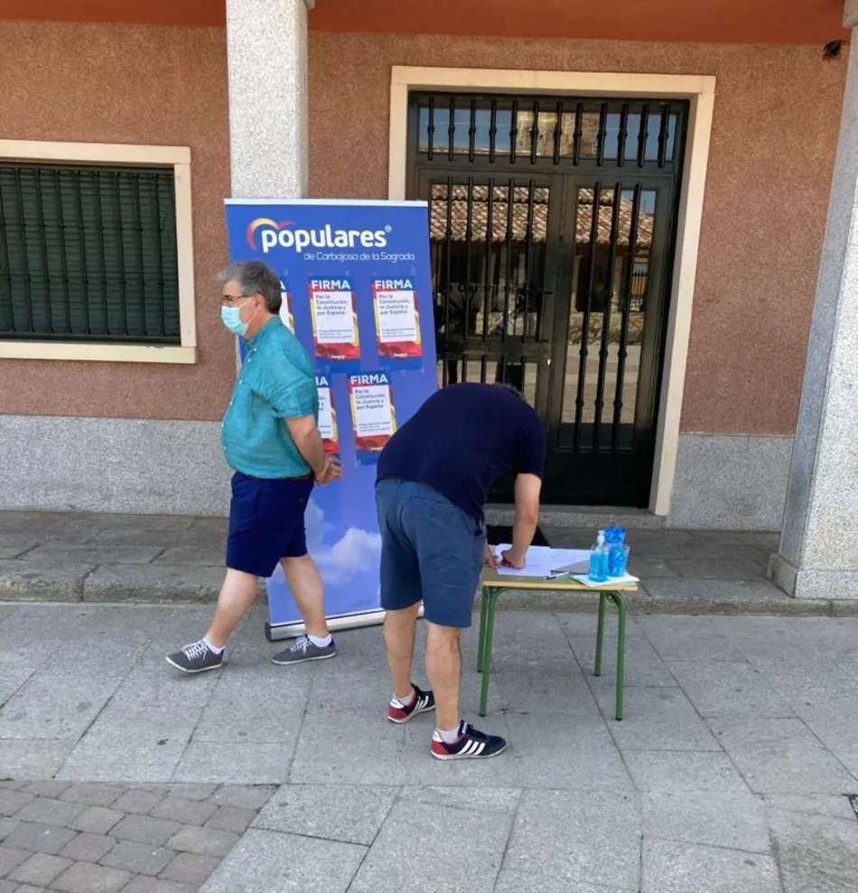 Foto 2 - El PP de Carbajosa recoge firmas en contra de los indultos&nbsp;