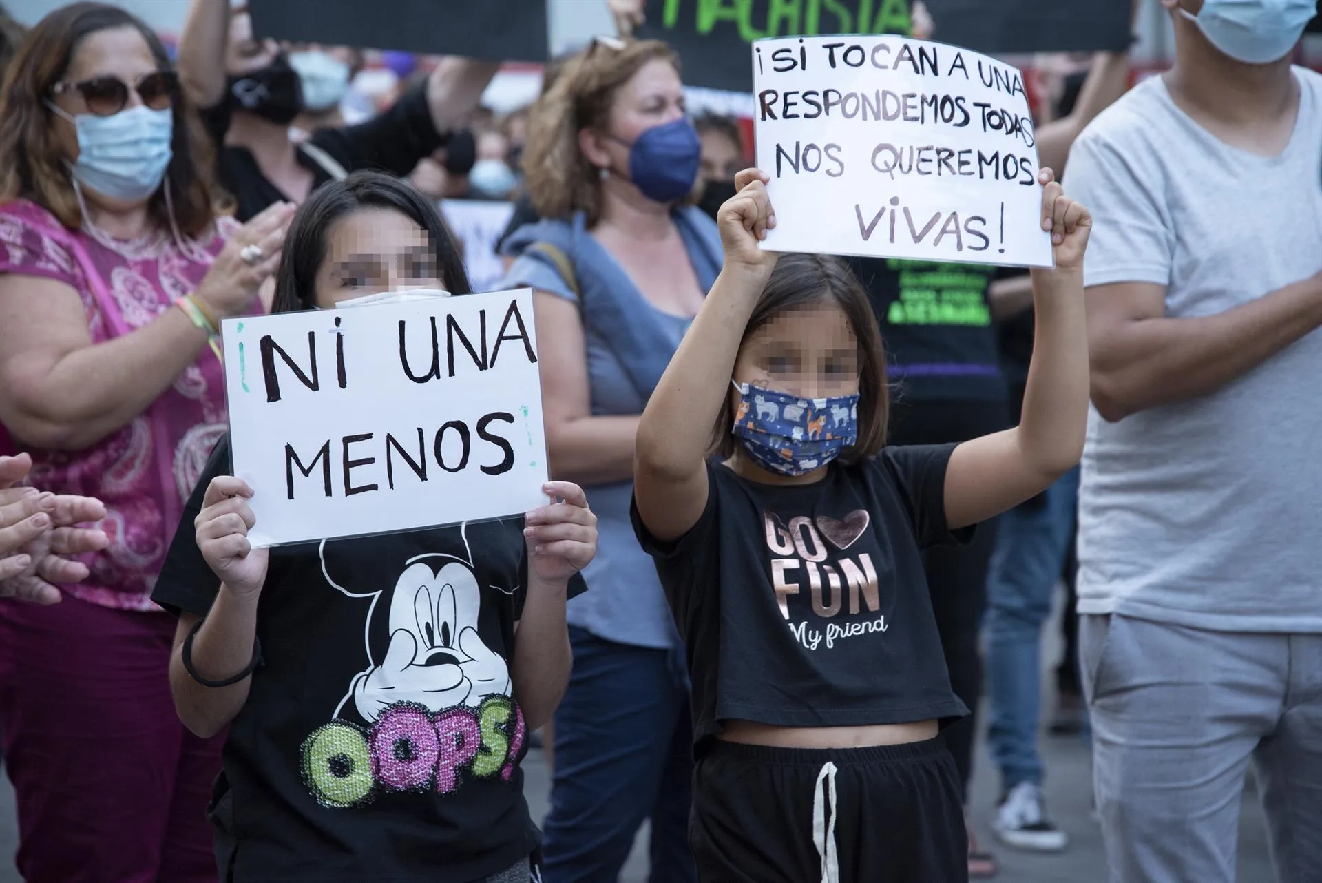 Dos niñas, participan en una concentración feminista en la Plaza de la Candelaria en repulsa por todos los feminicidios. Foto: EP