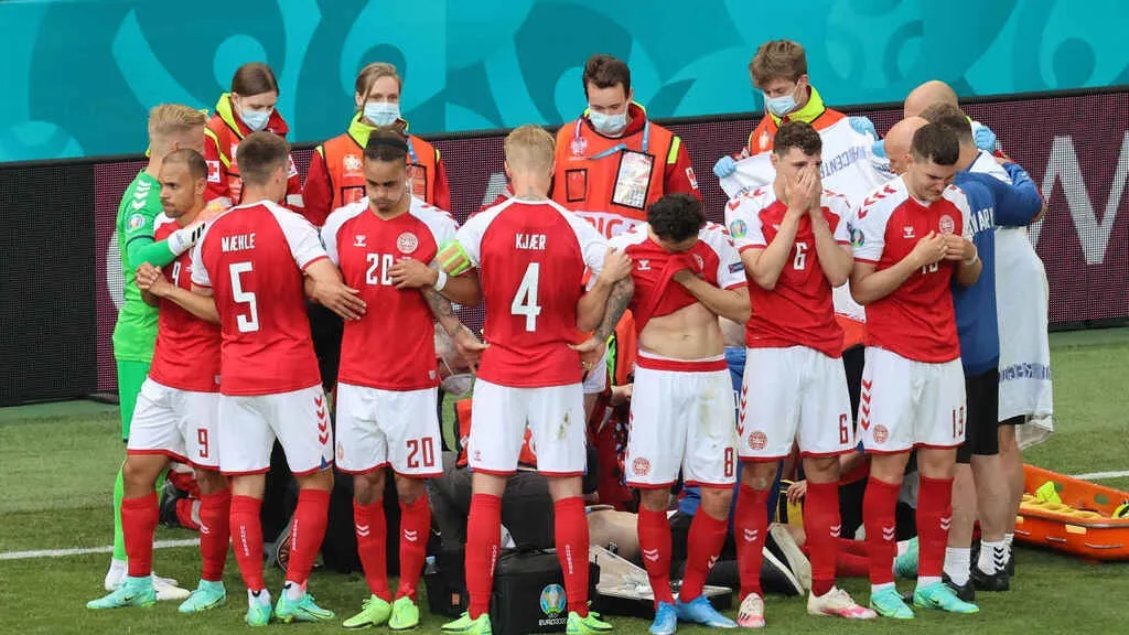 Los compañeros de Eriksen evitan que le tomen un primer plano / TWITTER