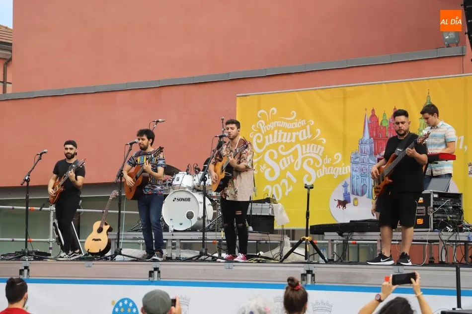 Foto 3 - El grupo salmantino Saltinvanquis llena con sus canciones el Patio del DA2