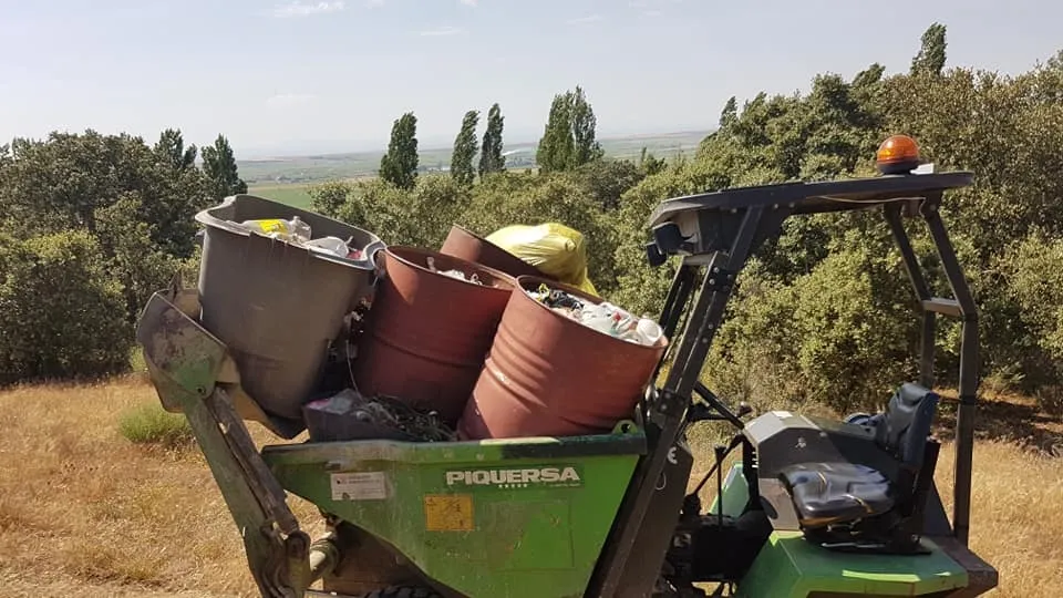 Voluntarios trabajan en la retirada de residuos del monte de Babilafuente