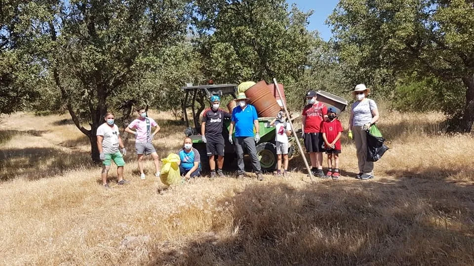 Foto 7 - Voluntarios trabajan en la retirada de residuos del monte de Babilafuente