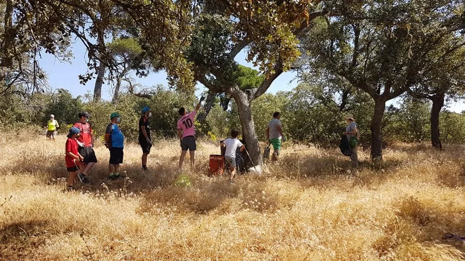 Foto 6 - Voluntarios trabajan en la retirada de residuos del monte de Babilafuente