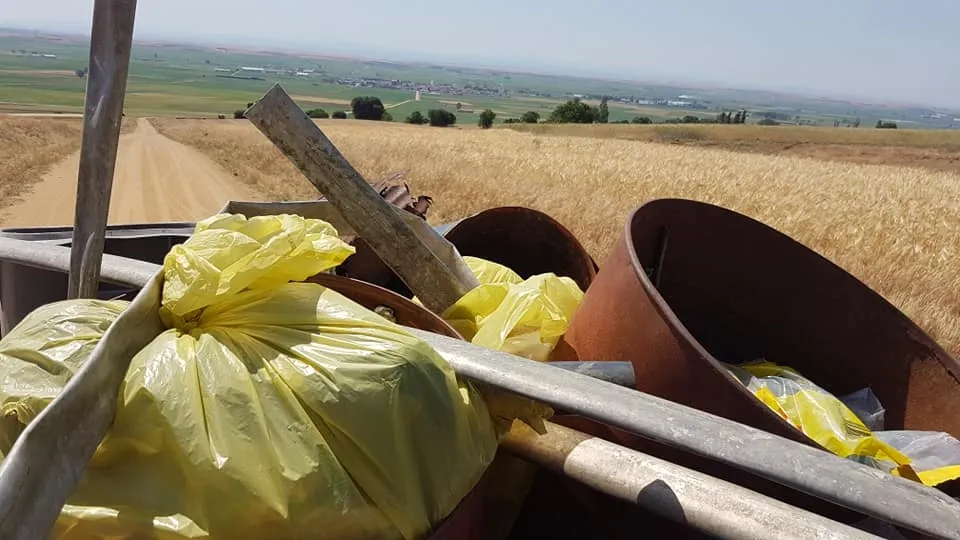 Foto 5 - Voluntarios trabajan en la retirada de residuos del monte de Babilafuente