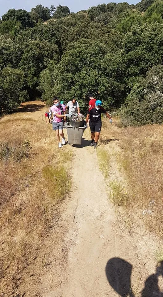 Foto 4 - Voluntarios trabajan en la retirada de residuos del monte de Babilafuente