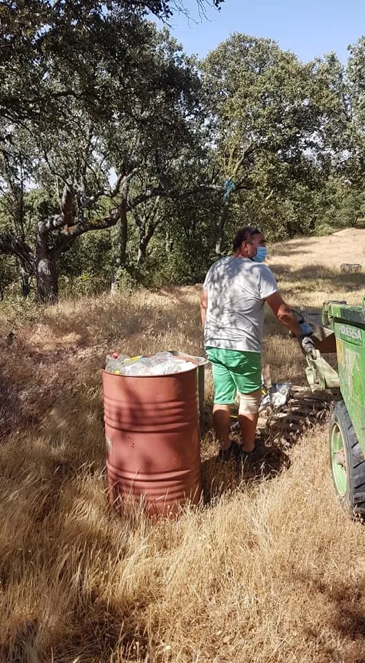 Foto 3 - Voluntarios trabajan en la retirada de residuos del monte de Babilafuente