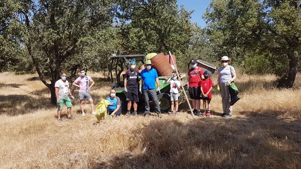 Foto 2 - Voluntarios trabajan en la retirada de residuos del monte de Babilafuente