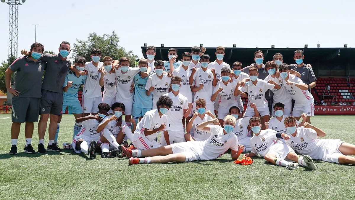 Foto 2 - Gonzalo Castillo Vegas se proclama campe&oacute;n liguero con el Cadete B del Real Madrid  