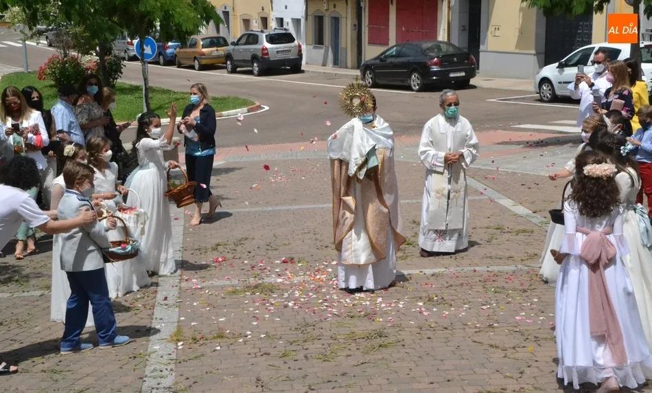 Foto 11 - La Parroquia de San Crist&oacute;bal celebra la Octava de Corpus con una breve procesi&oacute;n  