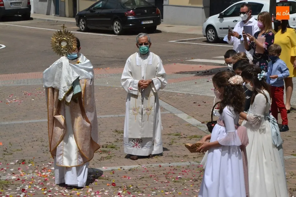 Foto 10 - La Parroquia de San Crist&oacute;bal celebra la Octava de Corpus con una breve procesi&oacute;n  