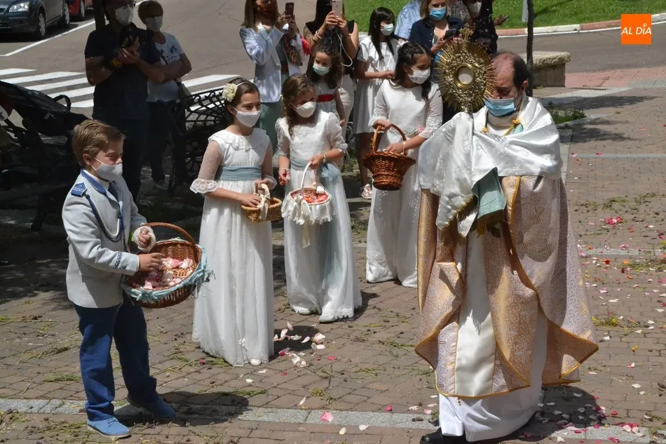 Foto 9 - La Parroquia de San Crist&oacute;bal celebra la Octava de Corpus con una breve procesi&oacute;n  