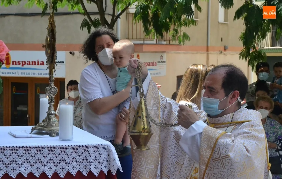 Foto 7 - La Parroquia de San Crist&oacute;bal celebra la Octava de Corpus con una breve procesi&oacute;n  