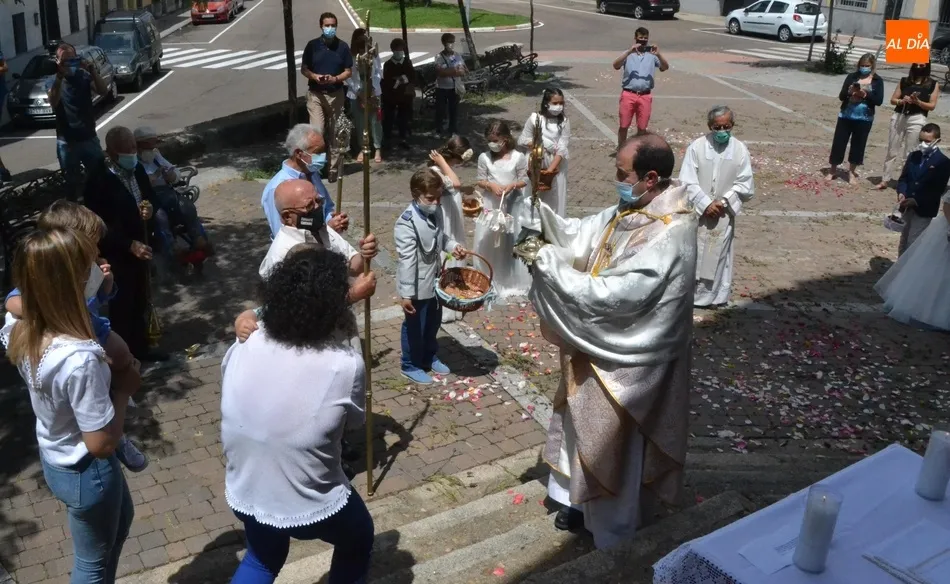 Foto 4 - La Parroquia de San Crist&oacute;bal celebra la Octava de Corpus con una breve procesi&oacute;n  