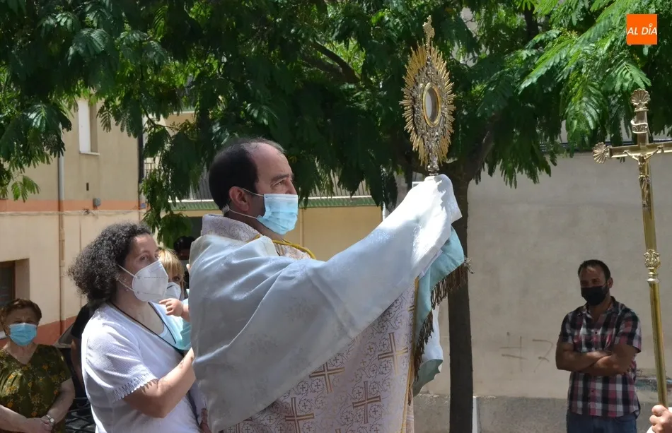 Foto 6 - La Parroquia de San Crist&oacute;bal celebra la Octava de Corpus con una breve procesi&oacute;n  