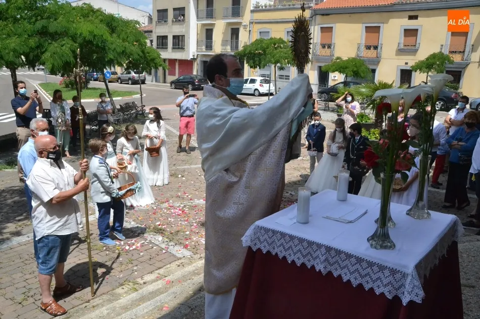 Foto 3 - La Parroquia de San Crist&oacute;bal celebra la Octava de Corpus con una breve procesi&oacute;n  