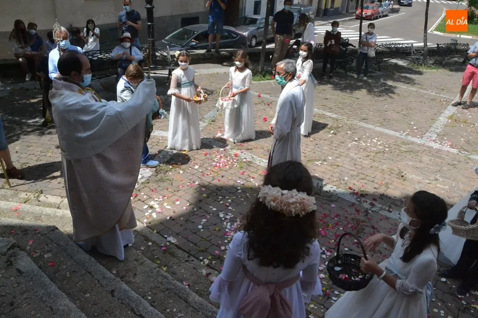 Foto 5 - La Parroquia de San Crist&oacute;bal celebra la Octava de Corpus con una breve procesi&oacute;n  