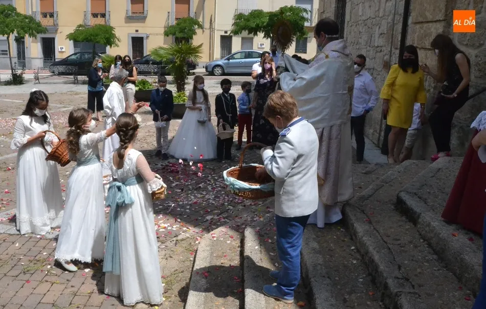 Foto 2 - La Parroquia de San Crist&oacute;bal celebra la Octava de Corpus con una breve procesi&oacute;n  