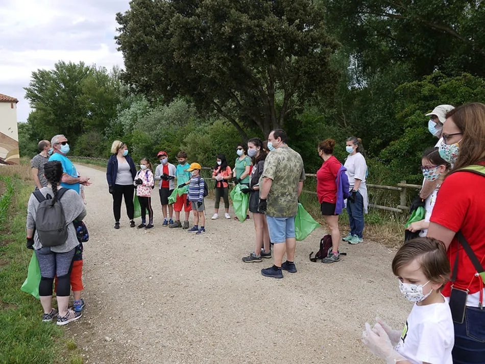 Disfrutando de una jornada familiar ambiental con el CC El Tormes