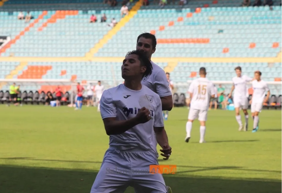 Foto 11 - El Ribert, a lo campe&oacute;n en el Helm&aacute;ntico: goleada al Uxama para meterse en la final del playoff...