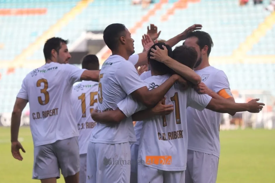 Foto 10 - El Ribert, a lo campe&oacute;n en el Helm&aacute;ntico: goleada al Uxama para meterse en la final del playoff...