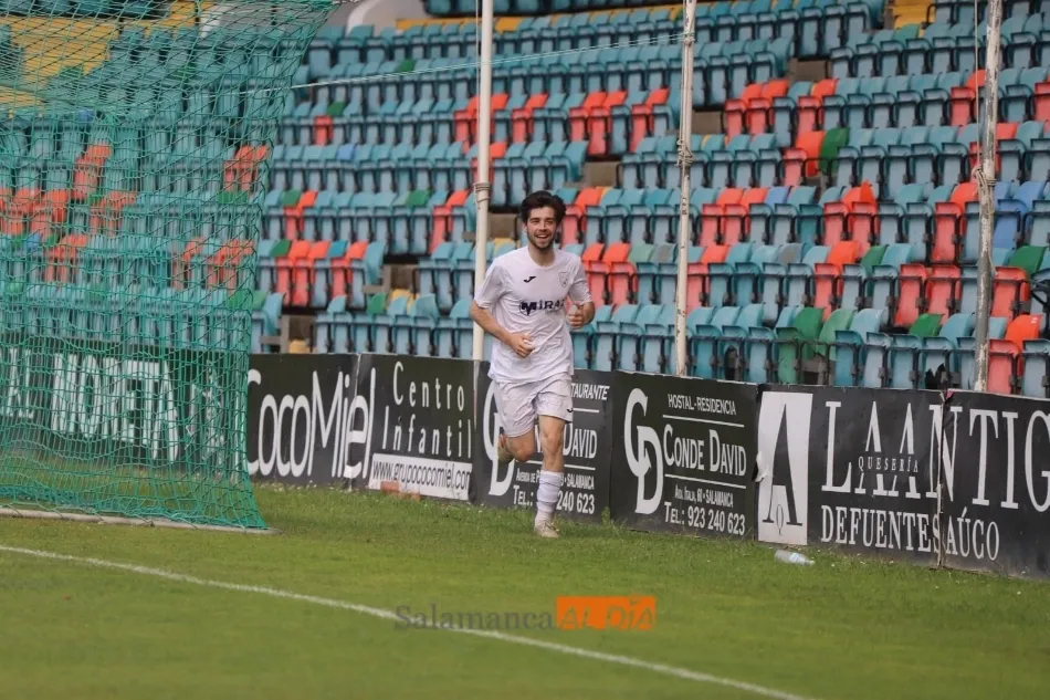 Foto 8 - El Ribert, a lo campe&oacute;n en el Helm&aacute;ntico: goleada al Uxama para meterse en la final del playoff...