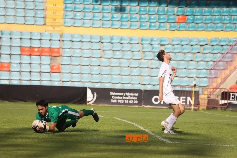 Foto 6 - El Ribert, a lo campe&oacute;n en el Helm&aacute;ntico: goleada al Uxama para meterse en la final del playoff...