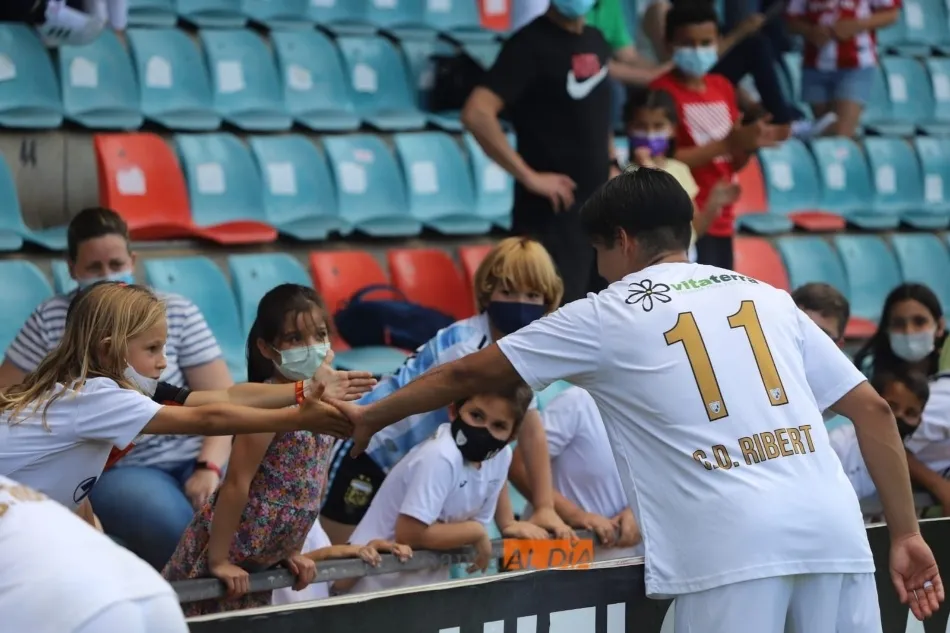 Foto 5 - El Ribert, a lo campe&oacute;n en el Helm&aacute;ntico: goleada al Uxama para meterse en la final del playoff...